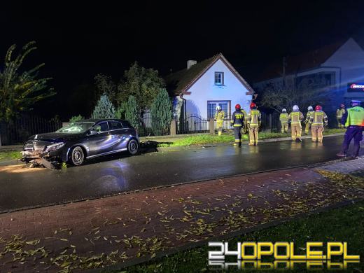 Kierujący osobówką wjechał w słup. Samochód wezwał pomoc