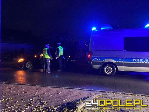 Kierujący osobówką wjechał w słup. Samochód wezwał pomoc