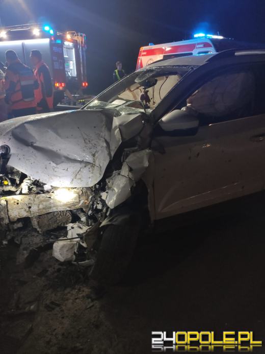 Wypadek na drodze wojewódzkiej 426. Auto uderzyło w betonowy przepust
