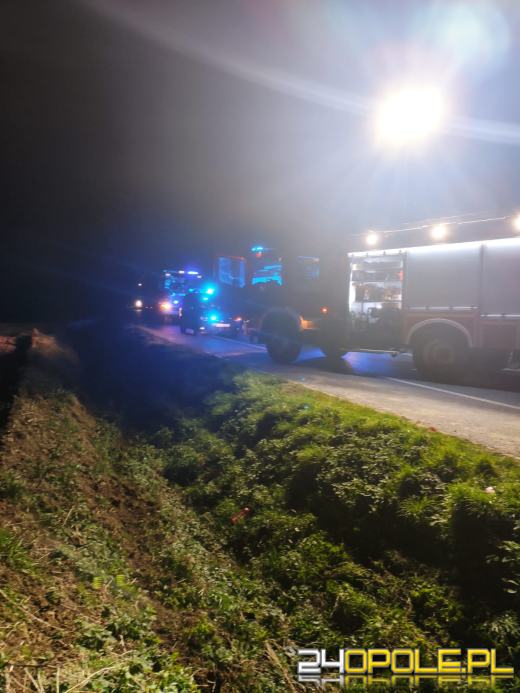 Wypadek na drodze wojewódzkiej 426. Auto uderzyło w betonowy przepust