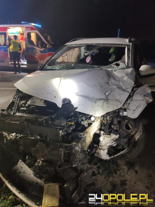 Wypadek na drodze wojewódzkiej 426. Auto uderzyło w betonowy przepust