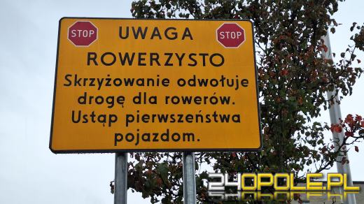 Tablice informacyjne dla rowerzystów przy niebezpiecznym skrzyżowaniu