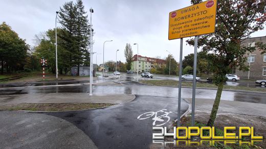 Tablice informacyjne dla rowerzystów przy niebezpiecznym skrzyżowaniu