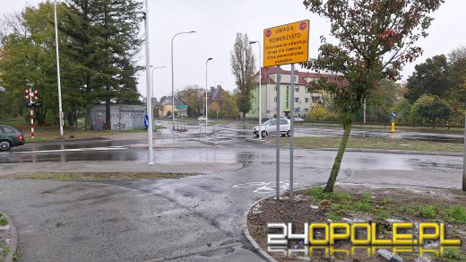 Tablice informacyjne dla rowerzystów przy niebezpiecznym skrzyżowaniu