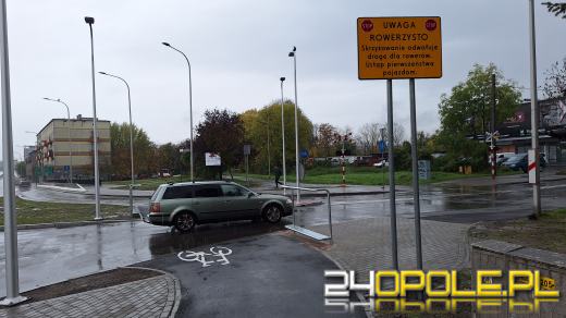 Tablice informacyjne dla rowerzystów przy niebezpiecznym skrzyżowaniu