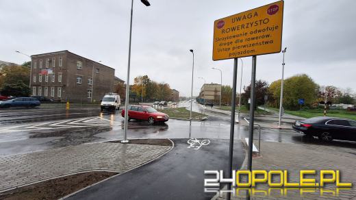 Tablice informacyjne dla rowerzystów przy niebezpiecznym skrzyżowaniu