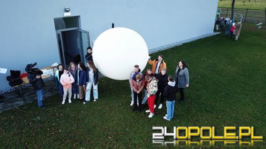 Wielki balon meteorologiczny puszczony w Raszowej. To doświadczenie ósmoklasistów
