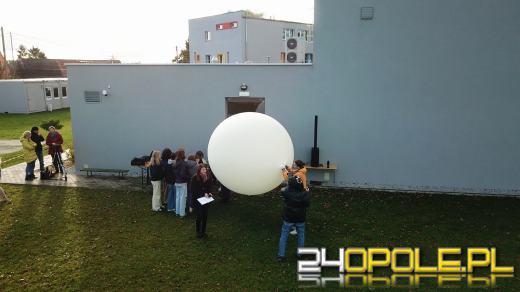 Wielki balon meteorologiczny puszczony w Raszowej. To doświadczenie ósmoklasistów