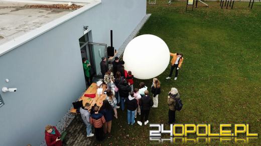 Wielki balon meteorologiczny puszczony w Raszowej. To doświadczenie ósmoklasistów
