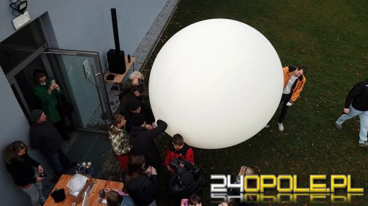 Wielki balon meteorologiczny puszczony w Raszowej. To doświadczenie ósmoklasistów