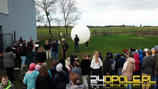 Wielki balon meteorologiczny puszczony w Raszowej. To doświadczenie ósmoklasistów