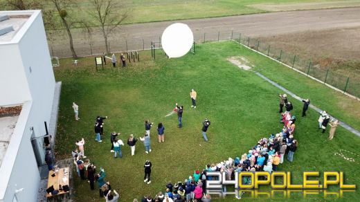 Wielki balon meteorologiczny puszczony w Raszowej. To doświadczenie ósmoklasistów