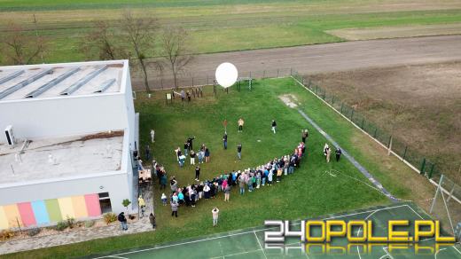 Wielki balon meteorologiczny puszczony w Raszowej. To doświadczenie ósmoklasistów