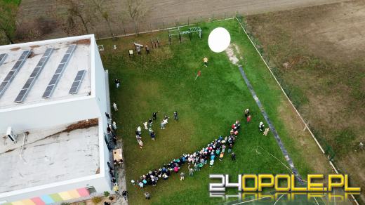 Wielki balon meteorologiczny puszczony w Raszowej. To doświadczenie ósmoklasistów