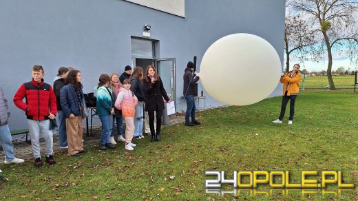 Wielki balon meteorologiczny puszczony w Raszowej. To doświadczenie ósmoklasistów