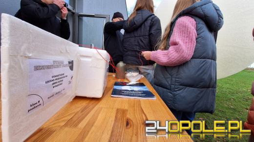 Wielki balon meteorologiczny puszczony w Raszowej. To doświadczenie ósmoklasistów