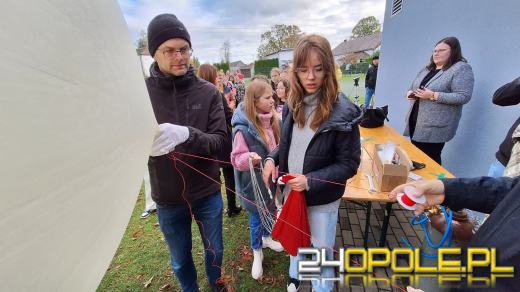 Wielki balon meteorologiczny puszczony w Raszowej. To doświadczenie ósmoklasistów