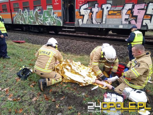 Strażacy wyciągali młodą kobietę spod pociągu. Trafiła do szpitala