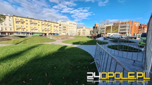 Plac przed dworcem PKP już zielony. Rozłożono trawę...