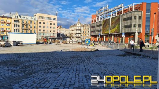 Plac przed dworcem PKP już zielony. Rozłożono trawę...