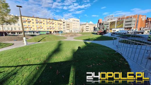 Plac przed dworcem PKP już zielony. Rozłożono trawę...