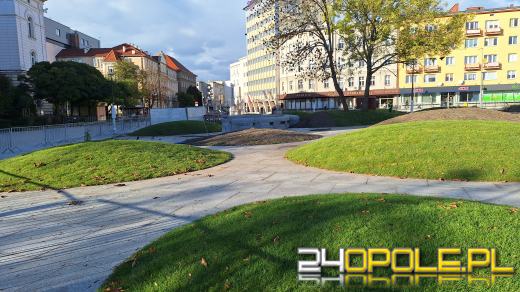 Plac przed dworcem PKP już zielony. Rozłożono trawę...