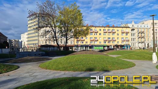 Plac przed dworcem PKP już zielony. Rozłożono trawę...