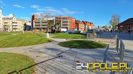 Plac przed dworcem PKP już zielony. Rozłożono trawę...