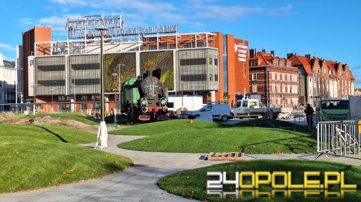 Plac przed dworcem PKP już zielony. Rozłożono trawę...