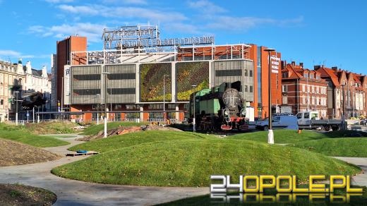 Plac przed dworcem PKP już zielony. Rozłożono trawę...