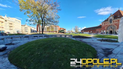 Plac przed dworcem PKP już zielony. Rozłożono trawę...