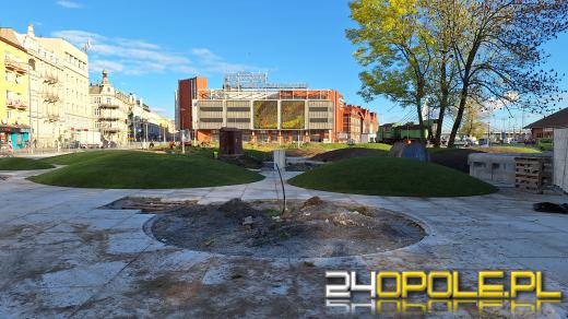 Plac przed dworcem PKP już zielony. Rozłożono trawę...