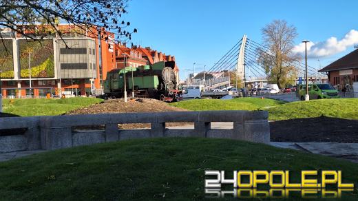 Plac przed dworcem PKP już zielony. Rozłożono trawę...