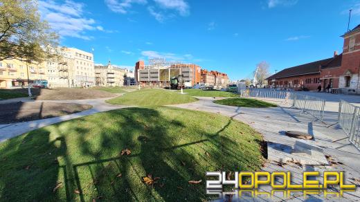 Plac przed dworcem PKP już zielony. Rozłożono trawę...
