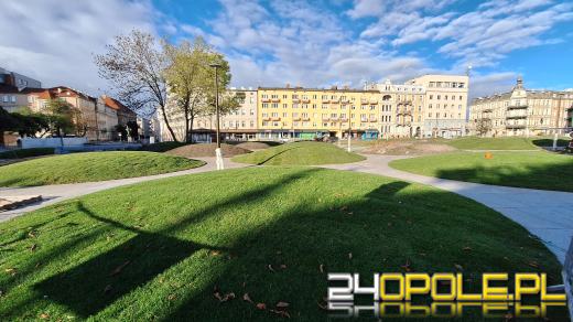 Plac przed dworcem PKP już zielony. Rozłożono trawę...