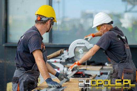 Czy obcokrajowcy pracują w Polsce legalnie?  Co jest przyczyną unikania legalnego zatrudnienia? 