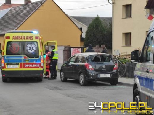 Pijany rowerzysta wjechał w zaparkowany pojazd. Głową rozbił szybę