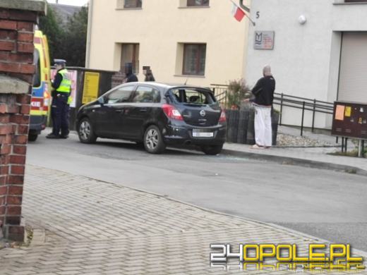 Pijany rowerzysta wjechał w zaparkowany pojazd. Głową rozbił szybę