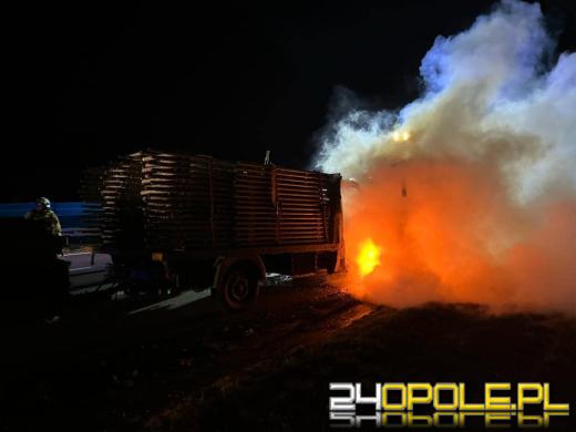 Pożar samochodu dostawczego z przyczepą na autostradzie A4