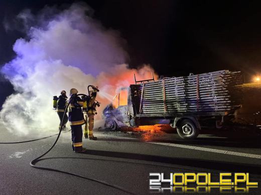 Pożar samochodu dostawczego z przyczepą na autostradzie A4
