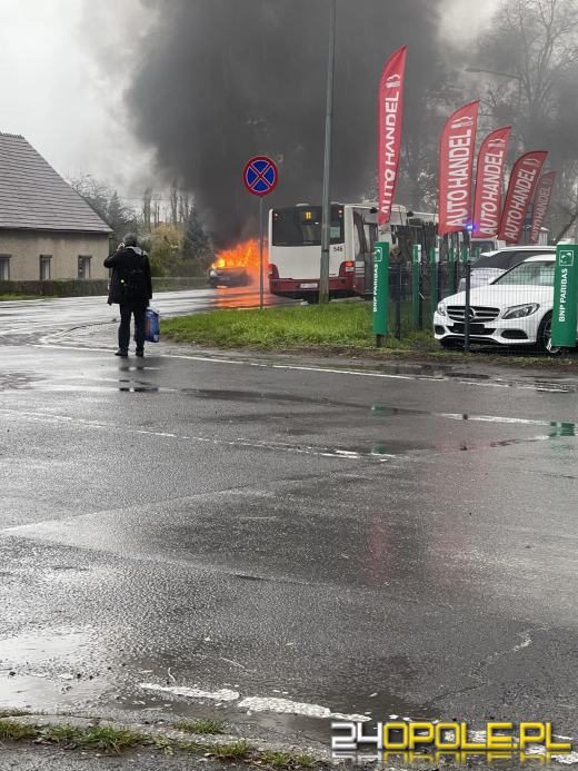 Pożar samochodu na Kowalczyków w Opolu. Wprowadzono ruch wahadłowy 
