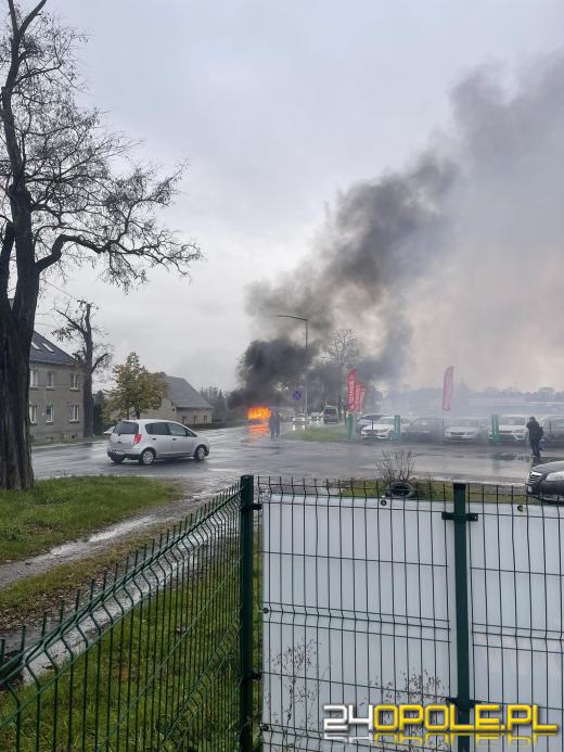 Pożar samochodu na Kowalczyków w Opolu. Wprowadzono ruch wahadłowy 