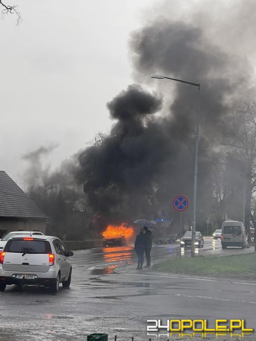 Pożar samochodu na Kowalczyków w Opolu. Wprowadzono ruch wahadłowy 