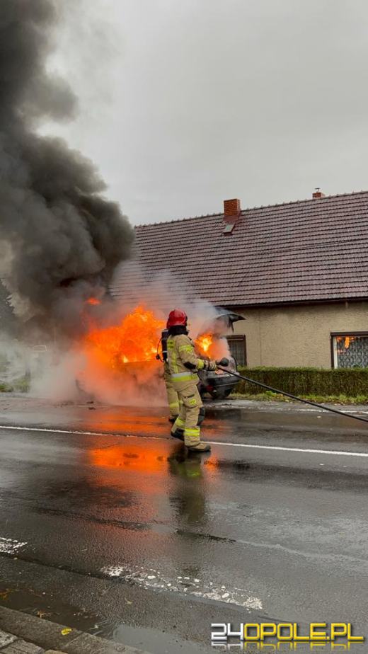 Pożar samochodu na Kowalczyków w Opolu. Wprowadzono ruch wahadłowy 