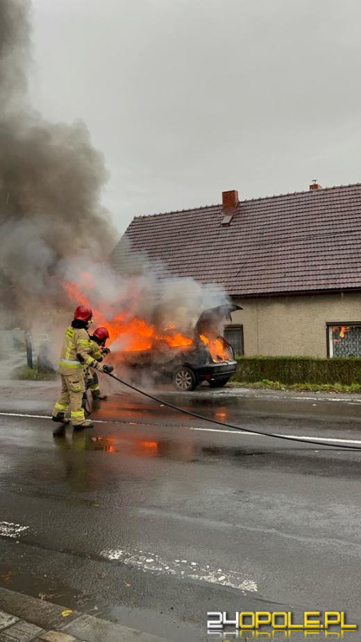 Pożar samochodu na Kowalczyków w Opolu. Wprowadzono ruch wahadłowy 