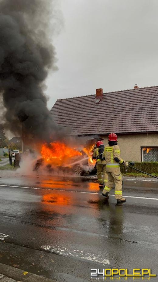 Pożar samochodu na Kowalczyków w Opolu. Wprowadzono ruch wahadłowy 