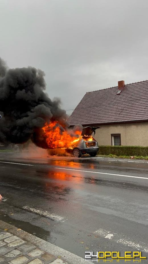Pożar samochodu na Kowalczyków w Opolu. Wprowadzono ruch wahadłowy 