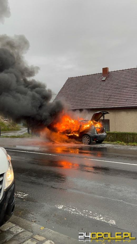 Pożar samochodu na Kowalczyków w Opolu. Wprowadzono ruch wahadłowy 