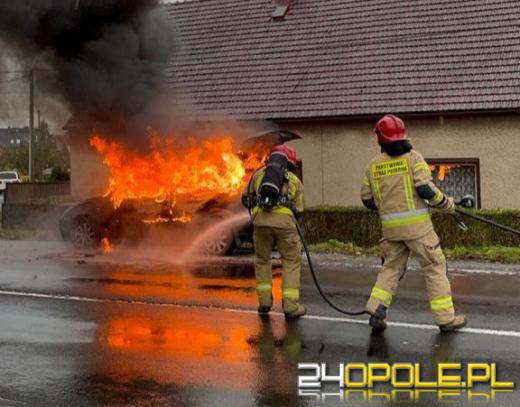 Pożar samochodu na Kowalczyków w Opolu. Wprowadzono ruch wahadłowy 