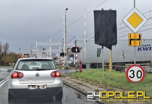 Chaos na Alei Przyjaźni w Opolu. Przejazd zamknięty, kierowcy nie patrzą na znaki